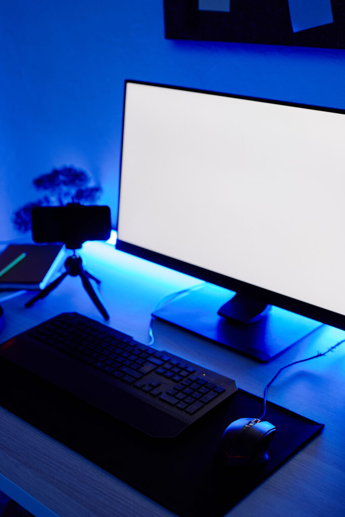 computer-screen-with-keyboard-and-mouse-in-blue-li-2026-03-19-10-09-56-utc